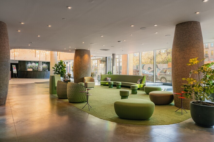 Building Photo - 123 Melrose St