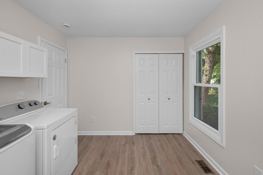 Building Photo - 1511 Fall Creek Ln