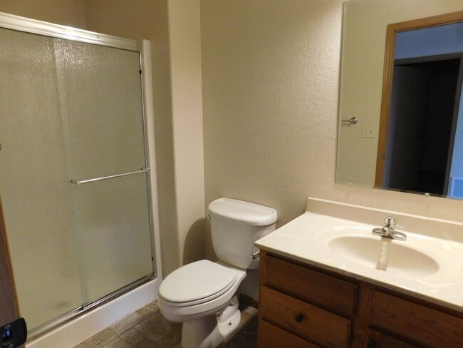 Building Photo - Charming 3 Bed, 2 Bath Townhome with Single-Car Garage