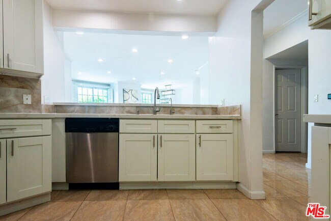 Building Photo - 458 N Oakhurst Dr