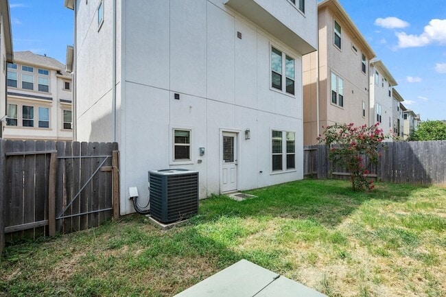 Building Photo - 2021 Cambridge Heights Pl