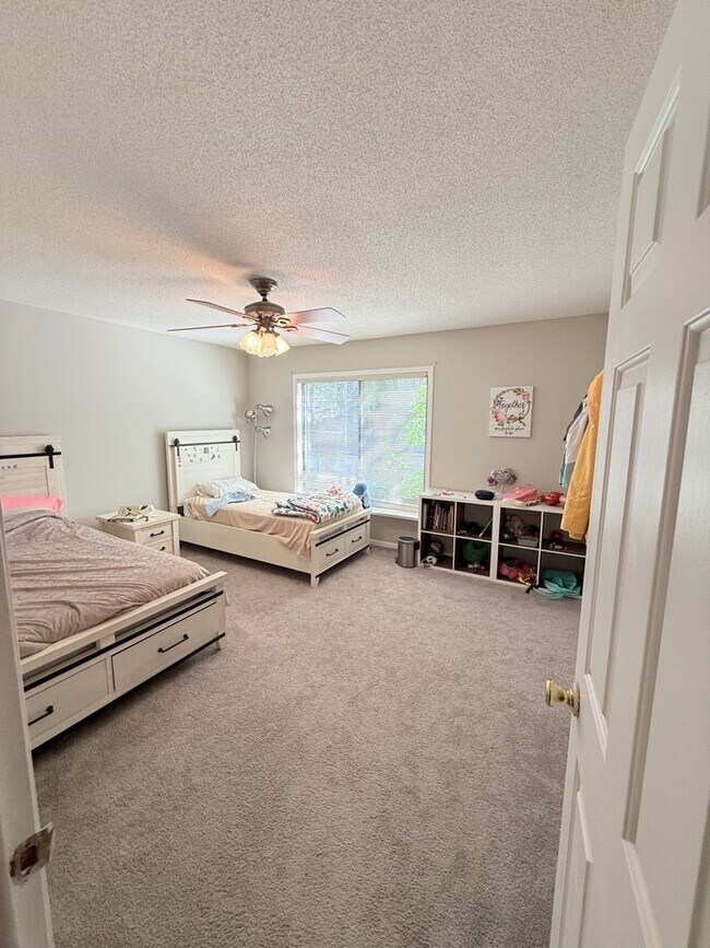 Building Photo - Farmington Woods Professional Townhouse Condo