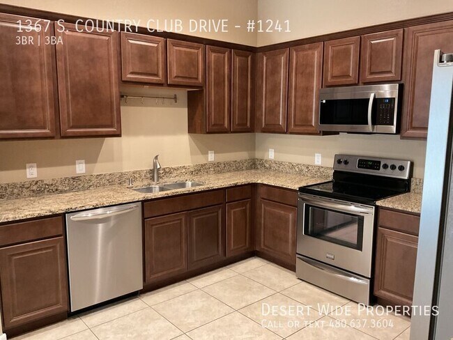 Building Photo - 1367 S Country Club Dr