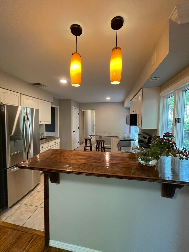 Building Photo - 33 Pilgrim Dr