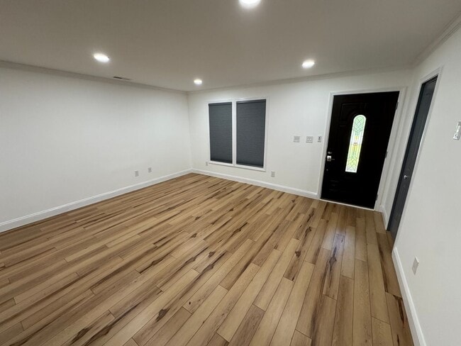 Building Photo - Beautiful Executive Home with High End Upg...