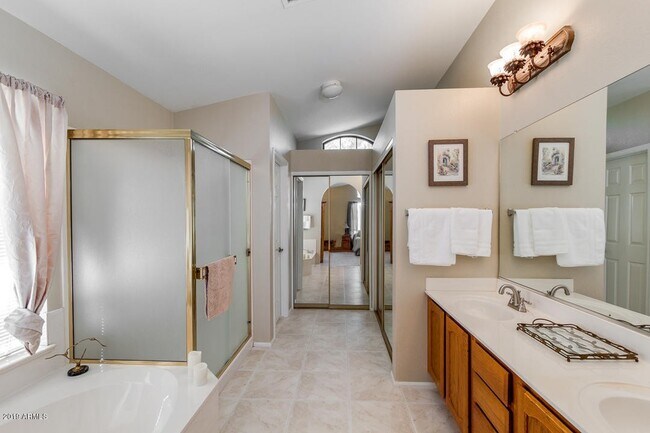 Building Photo - Location! Location! Beautiful 4 Bedroom/ 3 Bath Home! Ray/Kyrene