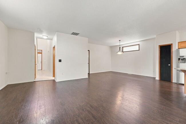 Building Photo - 931 56th St