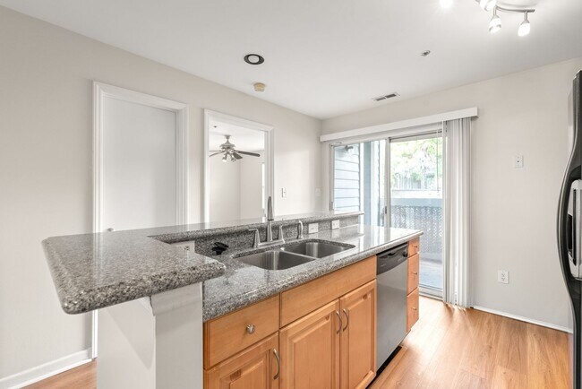 Building Photo - Cozy 1 Bedroom Condo Located In Dilworth &...