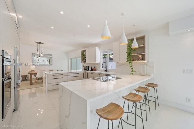 Building Photo - 1641 Tigertail Ave