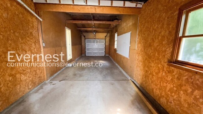 Building Photo - 3 Bed/2 Bath Home with Fenced Yard & Garage / Pet-Friendly / Available Now!