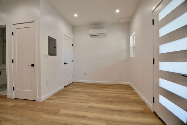 Interior Photo - 5754