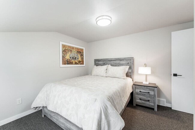 Building Photo - FURNISHED HOUSE! Short or Long Term! Large Newly Renovated Fully Furnished Modern 5 Bedroom Home ...