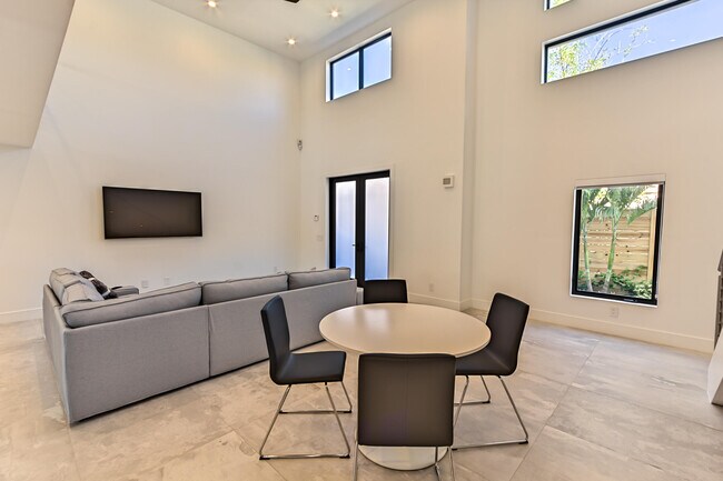 Building Photo - 1955 NE 4th St