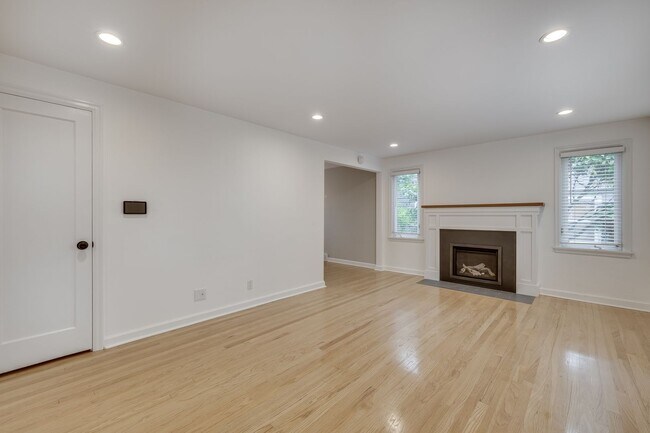 Building Photo - Charming 4 Bed, 2.5 Bath Brick Bungalow in...