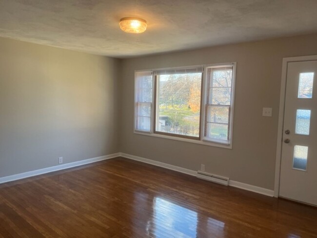 Building Photo - Recently Renovated Single Family