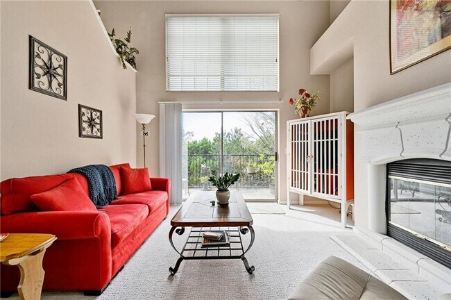 Building Photo - RARE FIND ALICANTE CONDOMINIUMS - 3 BEDROOMS / 3 BATHROOMS