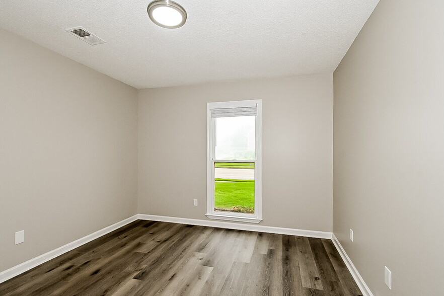Building Photo - 8241 Meadow Vale Dr