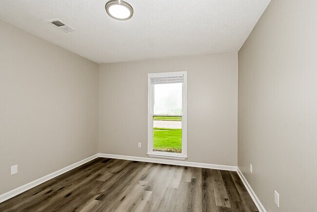 Building Photo - 8241 Meadow Vale Dr