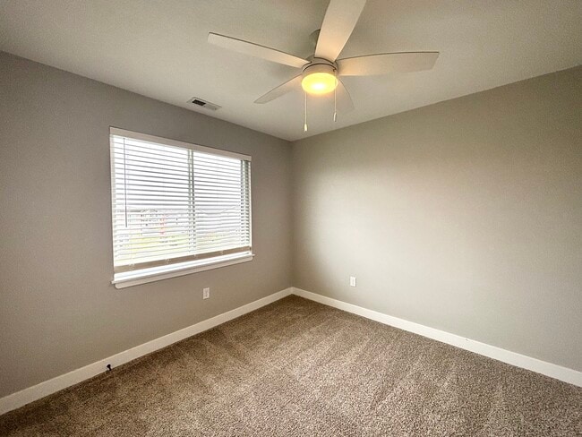 Building Photo - 1502 NE Savana Dr