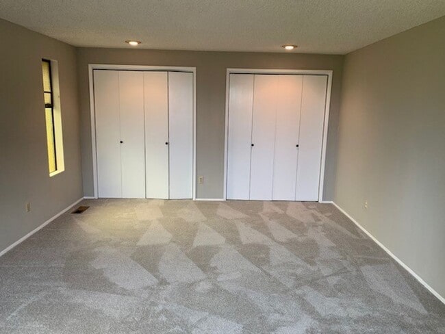 Building Photo - Kenmore House / RENT SPECIAL