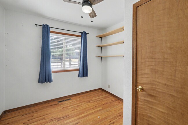 Building Photo - 305 Mesa Dr
