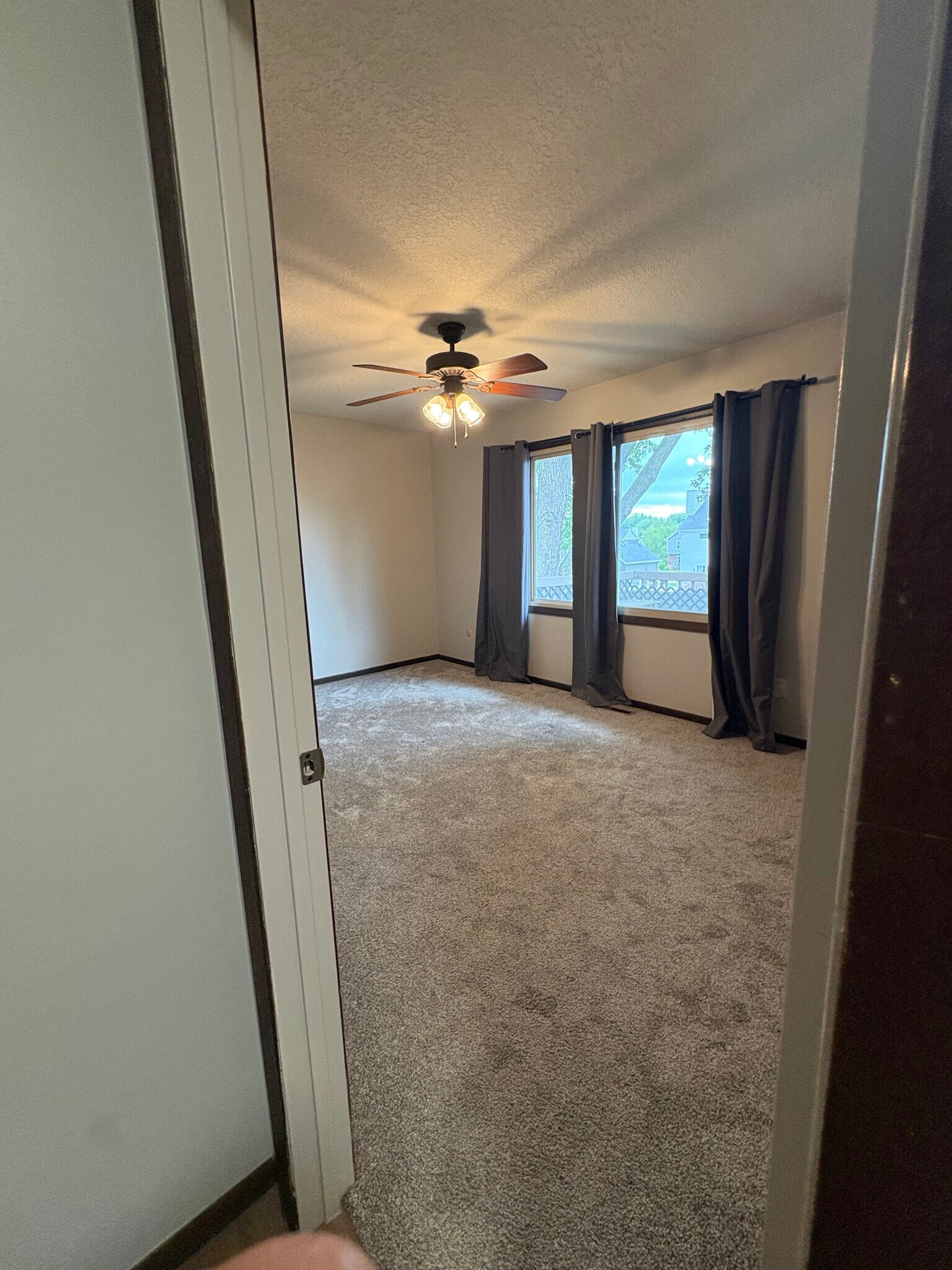 Lots of sunlight - 3885 Tam O Shanter Dr N
