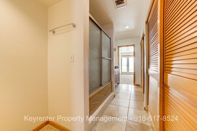 Building Photo - 2 Bed 2.5 Bath Right off Cherry Street!!