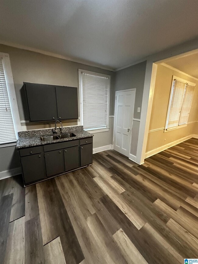 Building Photo - 307 W Parkway Ave