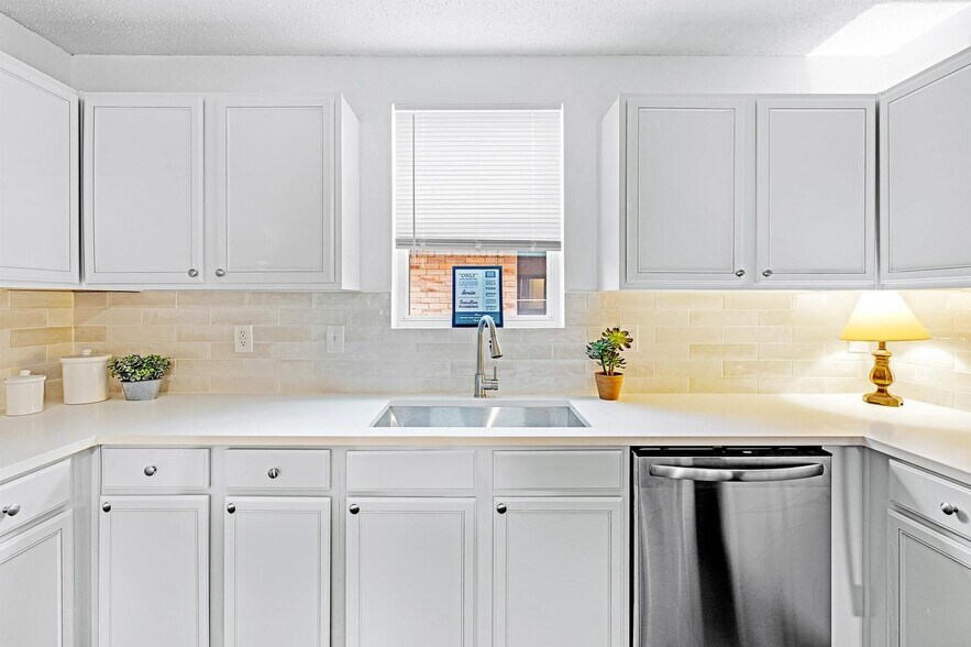 Building Photo - Comfortable Lancaster living with space to relax and entertain