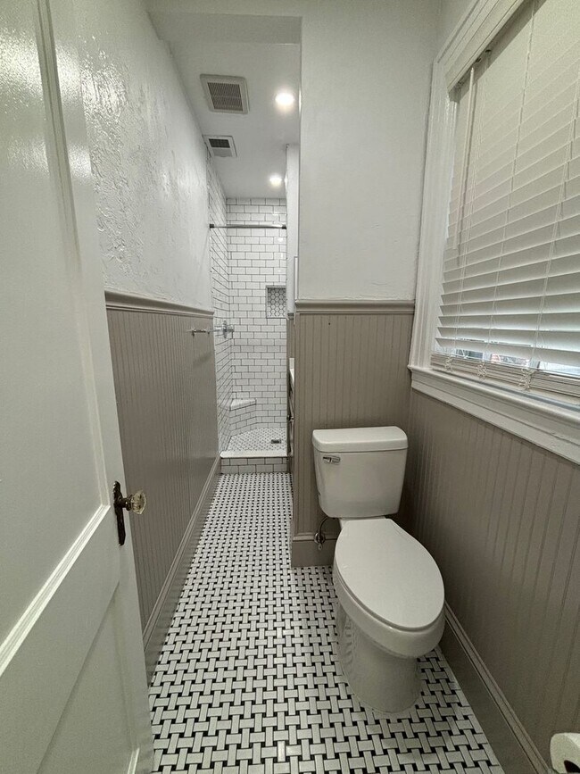 Building Photo - LEASE PENDING!!!! FALL 2026!!! NEWLY REMOD...