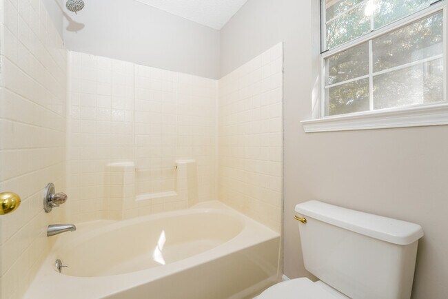 Building Photo - Fantastic 3bd/2ba home! Coming soon!
