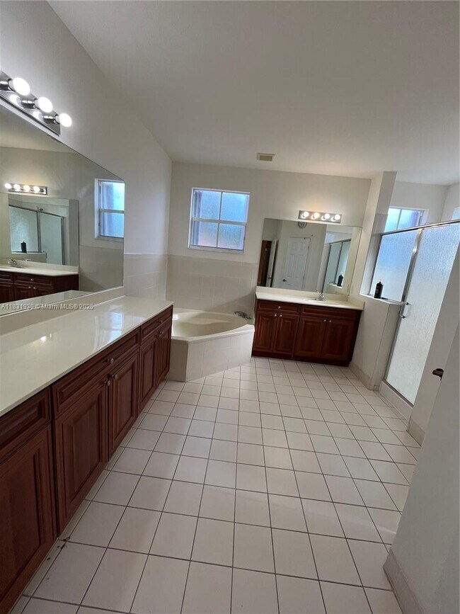Building Photo - 9140 SW 153rd Ave