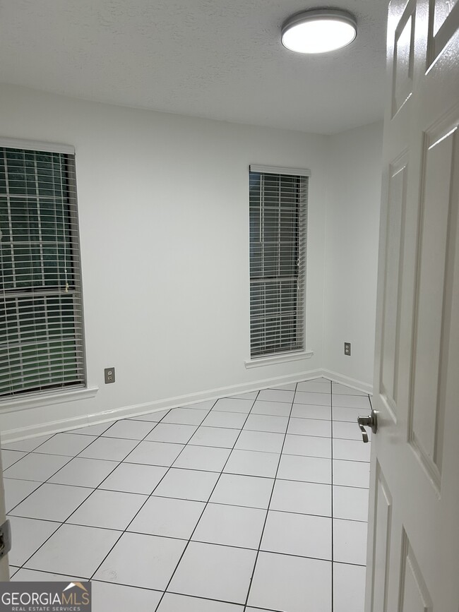 Building Photo - 717 Shore Dr
