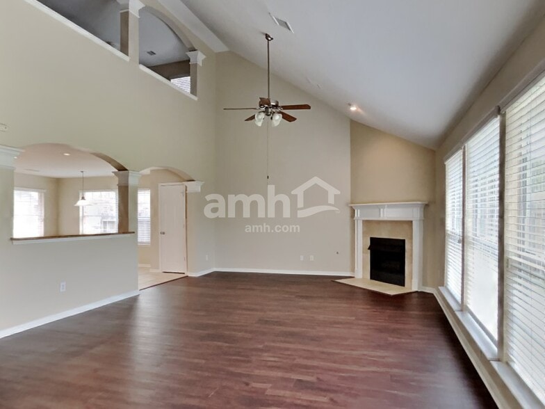 Building Photo - 439 Pinewood Ridge Dr