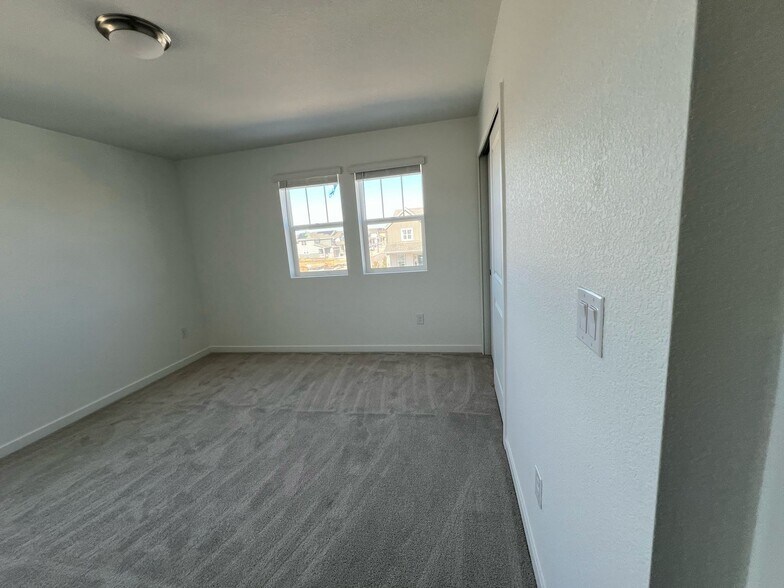 Building Photo - 690 Rob Roy Ct