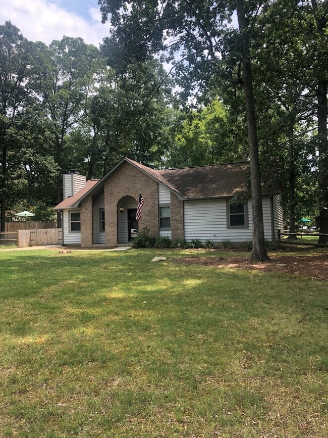 Primary Photo - Charming 3 Bed 2 Bath Ranch Home in Indian...