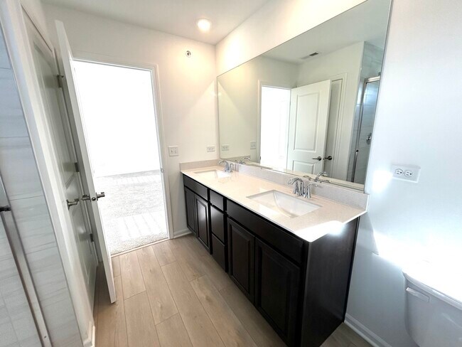 Building Photo - 612 Cassia Ct