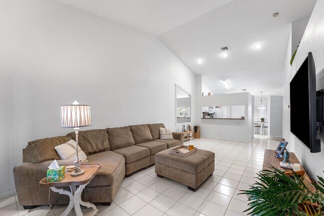 Building Photo - 8084 Summer Shores Dr