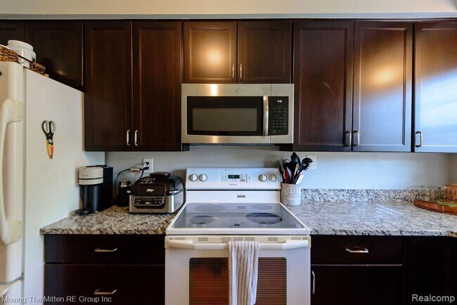 Building Photo - 487 N Eton St