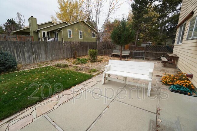 Building Photo - 3392 S Maze Ave