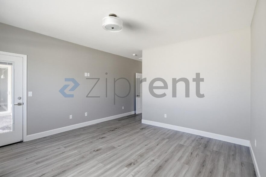 Building Photo - Unit