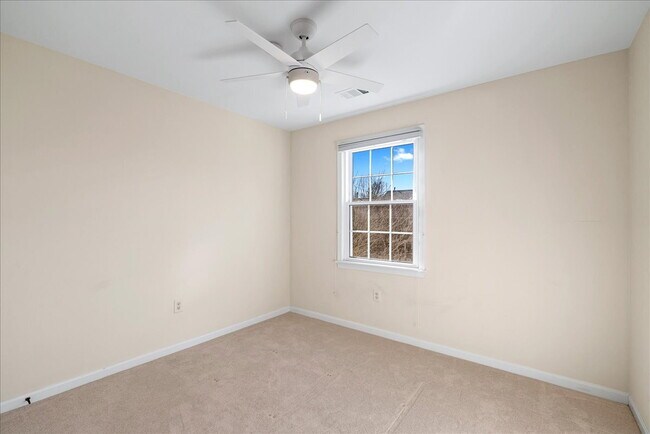 Building Photo - Beautiful End-Unit Townhome with Spacious Interior and Outdoor Living