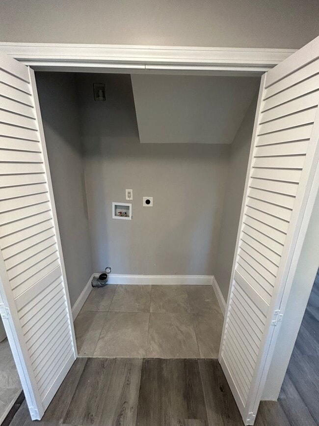Building Photo - This fully renovated & updated 3 Bedroom a...