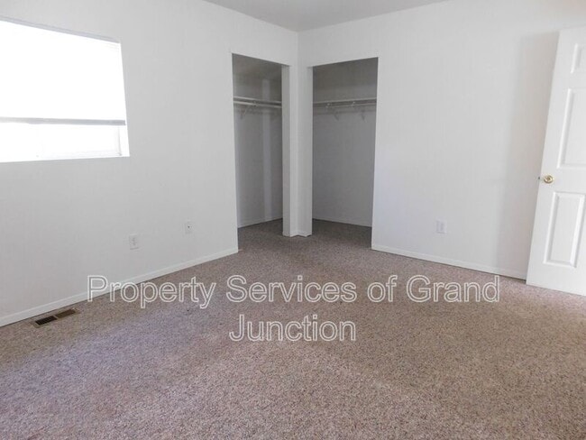 Building Photo - 553 Garfield Dr