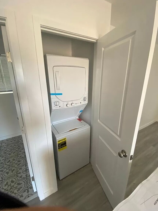 Building Photo - Unit B