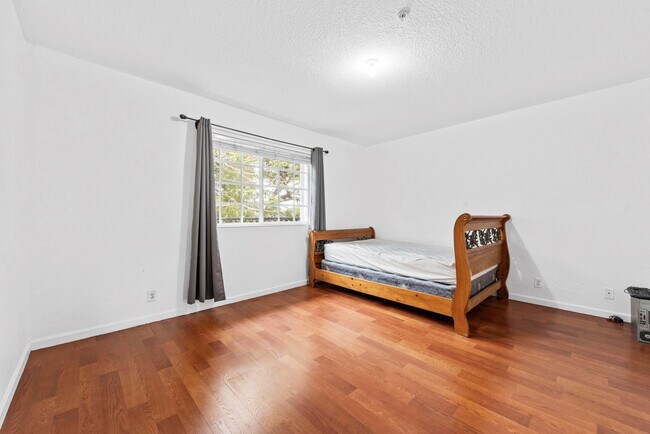 Building Photo - 1425 NW 36th Way