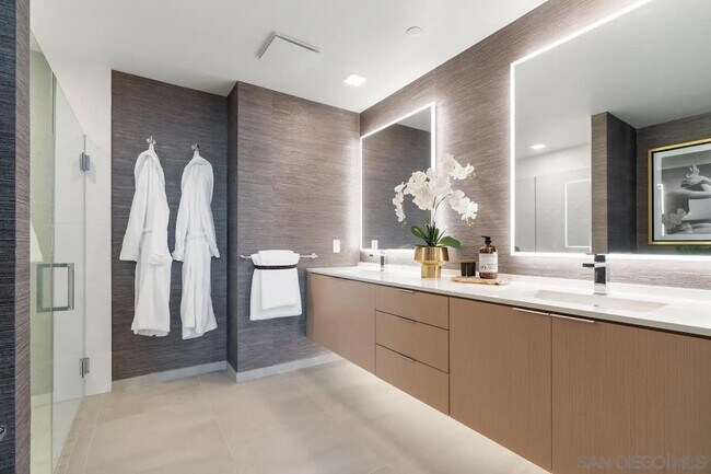 Building Photo - 525 Olive St