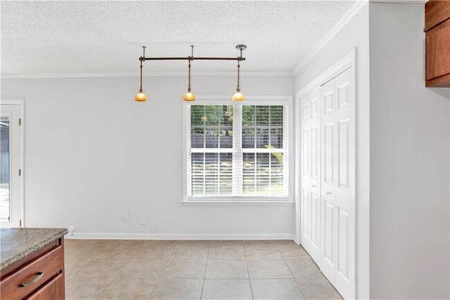 Building Photo - 2704 Woodcliff Dr E