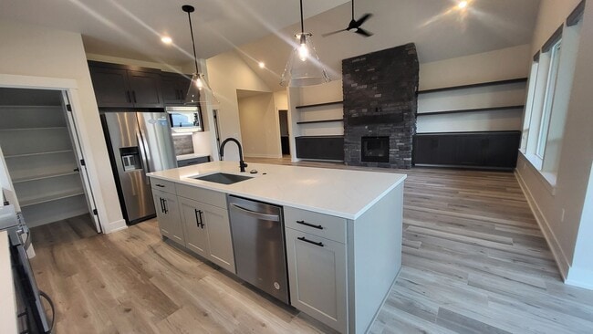 Building Photo - 4 BR/2.5 BA Single-Level home at Trailside
