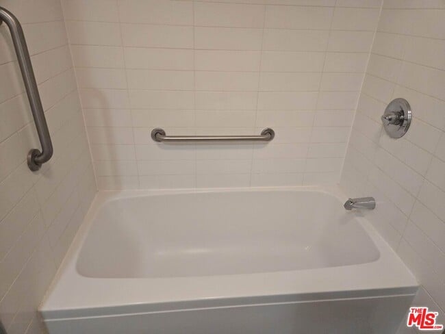 Building Photo - 645 W 9th St